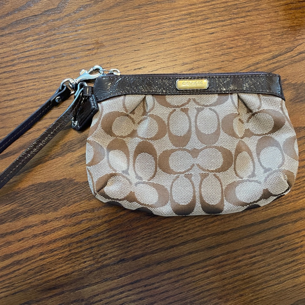 Coach Authentic Signature Pleated Zipper Wristlet Brown Leather Details